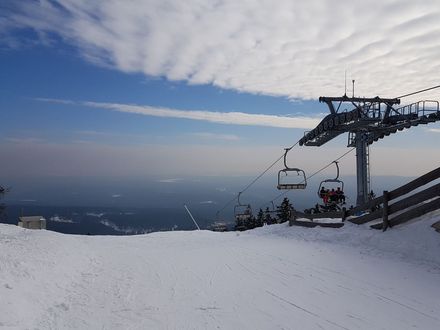 Ausblick vom verschneiten Wurmberggipfel ins Tal. Im Bild zu sehen ist auch der Hexenskilift.